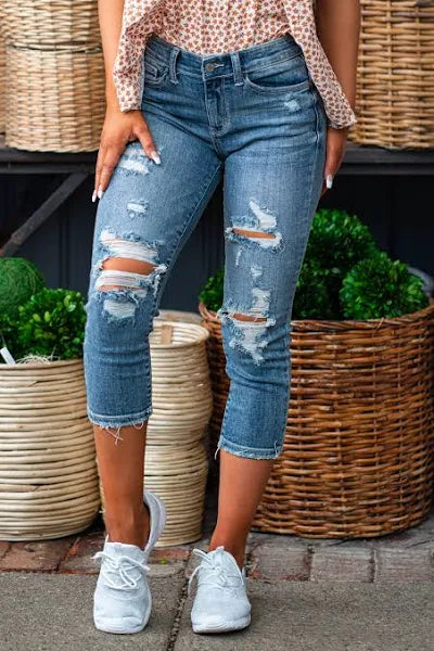 JUDY BLUE Med Rise Capri Destroyed